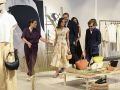 La reina Letizia junto a la presidenta ejecutiva de Adolfo Domínguez, Adriana Domínguez (i) y al fundador y diseñador Adolfo Domínguez en su visita a la planta de la marca gallega