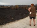 Baja la intensidad del incendio en Madrid, que afronta este sábado una jornada "compleja" Una vecina de la localidad de Villa del Prado observa una zona calcinada por el incendio de la sierra oeste de la Comunidad de Madrid