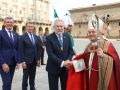 Santalices pide en la Ofrenda al Apóstol "unidad" política sobre el gallego y parar los "totalitarismos tecnológicos" El presidente del Parlamento de Galicia, Miguel Santalices (2d), saluda al arzobispo Francisco José Prieto (d)