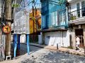 El 114 de la calle Orzán, cubierta por una red, sufrió este mes un derrumbamiento | javier alborésEl 144 de la calle Orzán, en ruinas