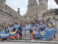 Más de cien kilómetros de Camiño para reencontrarse con Galicia Los participantes de Conecta con Galicia no Camiño, junto a Antonio Rodríguez Miranda, secretario xeral da Emigración, tras finalizar ayer el recorrido en Santiago