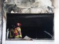 Un bombero en el interior del piso en el que se produjo el incendio