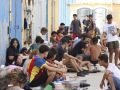 Un grupo de migrantes descansa en las calles de Ceuta