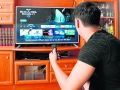 Un coruñés, en su casa, manipula su smart tv