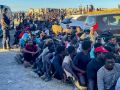 CEUTA, 03/08/2026.- Los entre 3.500 y 5.000 migrantes, según el Gobierno de Ceuta, que la Delegación del Gobierno ha rebajado este lunes a 2.500, que aún no han retornado a Marruecos viven en las calles de la ciudad, la mayoría de ellos de la caridad o las aportaciones ciudadanas. EFE/Reduán