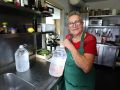 Maruja Taboada, con garrafas de agua en la cocina de su restaurante