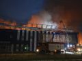 Los equipos de rescate trabajan en el lugar de impacto de un misil ruso