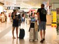 Dos viajeros recorren un aeropuerto