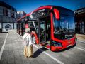 Una persona contempla un autobús de Tranvías