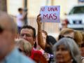 Galicia cuenta con 69 concellos inscritos en sistema VioGén, cuatro más que hace un año Una mujer muestra un cartel en el que se puede leer 'ni una más' durante un acto de repulsa por un crimen machista en Toledo el pasado 22 de julio