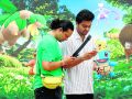 Dos personas jugando a Pokemon Go en uno de los eventos de este año por su décimo aniversario