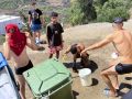 Varios jóvenes se lavan en una calle de Ceuta
