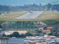 Avión de Binter saliendo del aeropuerto de Alvedro