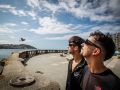 Dos personas observan el sol desde el Paseo Marítimo con gafas para el eclipse