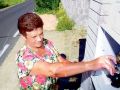 Una vecina de Elviña abre el agua de la traída en 2001