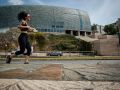 Una mujer corre por el Paseo Marítimo, a la altura de la Domus