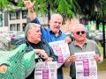 Los vecinos de A Gaiteira inmortalizan el legado de Cañita Brava y reivindican la labor de Gonzalo Castro Xosé Manuel Pereiro, Gonzalo Castro y Paulo Sexto posan con el cartel de las fiestas