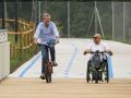Alfonso Rueda sóbese á bicicleta para estrear a senda peonil que une Milladoiro e a Intermodal de Santiago El presidente de la Xunta, Alfonso Rueda (i),junto a Anco Queiruga (d), presidente de Cocemfe, ayer en el acto de apertura del tramo de senda peatonal entre Milladoiro y la intermodal de Santiago
