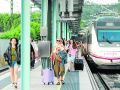 Viajeros caminan sobre un andén de la estación provisional de tren de A Coruña