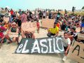 Un grupo de personas migrantes participa en una concentración para pedir asilo