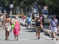 Viandantes transitan el Paseo Marítimo, en una de las jornadas más tórridas de este verano