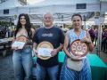 La mejor tortilla de O Castrillón se prepara en Os Mallos Muriel Costa, José Villaverde y Marta Camino, los tres premiados del concurso de O Castrillón