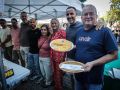El secreto de la tortilla de O Castrillón: “No hay que escatimar en los huevos” José Villaverde Ríos (a la derecha), posa con la tortilla ganadora junto a los miembros del jurado