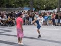 Un momento de las batallas de 'farmear aura', esta tarde, en Méndez Núñez