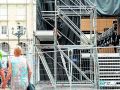 Un operario desmonta el escenario de María Pita