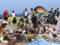 Multitud de migrantes continúan acampados en la playa de El Trampolín este martes
