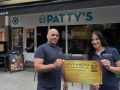 Una hamburguesa de A Coruña valorada en 12.000 euros: Patty’s causa furor con su nuevo sorteo Luis Urgelles y Sibille Bastos, con el ticket del viaje a Japón
