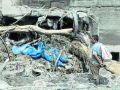 Exteriores informa de que hay cuatro españoles sin localizar en las inundaciones de Nepal Un superviviente de las riadas regresa ayer a su aldea