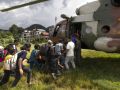 Localizado uno de los tres españoles desaparecidos tras las riadas en Nepal Un grupo de gente corre hacia un helicóptero del Ejército de Nepal durante una operación de rescate tras las inundaciones repentinas, en el pueblo de Hatigauda