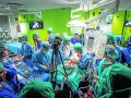 La UDC ultima los detalles para acoger nuevos alumnos de Medicina, aunque no llegarán hasta 2027 Un momento de un curso sobre técnicas avanzadas de trasplante, en el Chuac