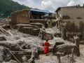 Una residente intenta rescatar algunas cosas tras la riada en Nepal