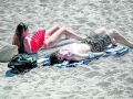 A Coruña todavía no se despide del verano: las altas temperaturas vuelven esta semana Dos personas toman el sol, en la playa de Riazor Día de sol y calor en a CoruñaA Coruña se abona a los 30 grados y ya van cinco jornadas en un mes en las que se supera esta barreraPasadas las 14.20 horas la estación del Observatorio llegó a los 33,9, el segundo valor más alto de este 2026