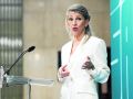 Yolanda Díaz explica la postura del Gobierno sobre la subida del salario mínimo MADRID, 12/12/2025.- La vicepresidenta segunda del Gobierno y ministra de Trabajo y Economía Social, Yolanda Díaz, antes de recibir de manos de Begoña Cueto, el informe de la Comisión Asesora para el Análisis del Salario Mínimo Interprofesional que plantea la subida de esta referencia para el próximo 2026. EFE/Borja Sánchez-Trillo