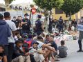 El Gobierno afirma que la inmensa mayoría de migrantes que quedan en Ceuta serán devueltos CEUTA, 31/08/2026.- Migrantes frente a la explanada de embotellamiento de Loma Colmenar donde hace casi dos semanas, se habilitó un campamento temporal para realojar a los migrantes pero de momento no es posible ya que no hay suficientes espacio para montar más carpas militares en la mencionada explanada. El Gobierno local de Ceuta y otros colectivos y organizaciones siguen reclamando la expulsión de los miles de migrantes que permanecen todavía en el territorio un mes después de la entrada de más de 70.000 personas a través de la frontera con Marruecos. EFE/Reduan