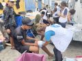 Trabajadores humanitarios atienden a menores migrantes en Ceuta