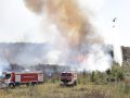 Los bomberos combaten el fuego
