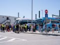 Viajeros aguardan para subirse al transporte alternativo de Renfe, en la anterior interrupción del tráfico ferroviario en la estación de tren de A Coruña