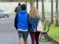 El uso de productos sexuales crece con la edad: los gallegos de 56 a 70 son los más los utilizan Una pareja pasea por los jardines de Méndez Núñez, en A Coruña