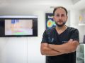 El podólogo Manuel Mosquera, en su clínica en la calle Posse