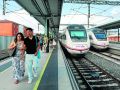 Un grupo de viajeros, a su llegada a la estación provisional de tren de A Coruña La estación de tren recupera la normalidad tras 15 días de apagón