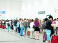 Viajeros aguardan por su tren, en la estación provisional de tren de A Coruña La estación de tren recupera la normalidad tras 15 días de apagón