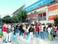 Un momento de la anterior concentración, en ZalaetaProtesta a las puertas del instituto de Zalaeta en el primer día de curso porque la Xunta paraliza las obras de retirada de amianto