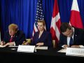(De izq. a der.) Donald Trump, Mette Frederiksen y Jens-Frederik Nielsen, durante la firma del acuerdo trilateral de seguridad ártica, este martes