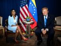 Fotografía difundida en la cuenta oficial de Telegram Prensa Presidencial de Venezuela en la que muestra a la presidenta interina de Venezuela, Delcy Rodríguez (i), posa junto al presidente de Estados Unidos, Donald Trump
