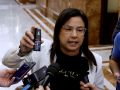 La diputada del PP muestra a los medios un bote de gas pimienta que ha enseñado en el Congreso