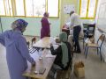 Detienen a una persona en Marruecos por intentar manipular votos en las legislativas RABAT (Morocco), 23/09/2026.- Women prepare to vote at a polling station in Rabat, Morocco, 23 September 2026. Moroccans went to the polls to elect all 395 members of the House of Representatives in parliamentary elections. (Elecciones, Marruecos) EFE/EPA/JALAL MORCHIDI